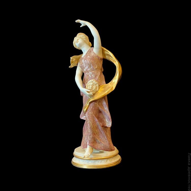 Фарфоровая статуэтка "Богиня Талия"