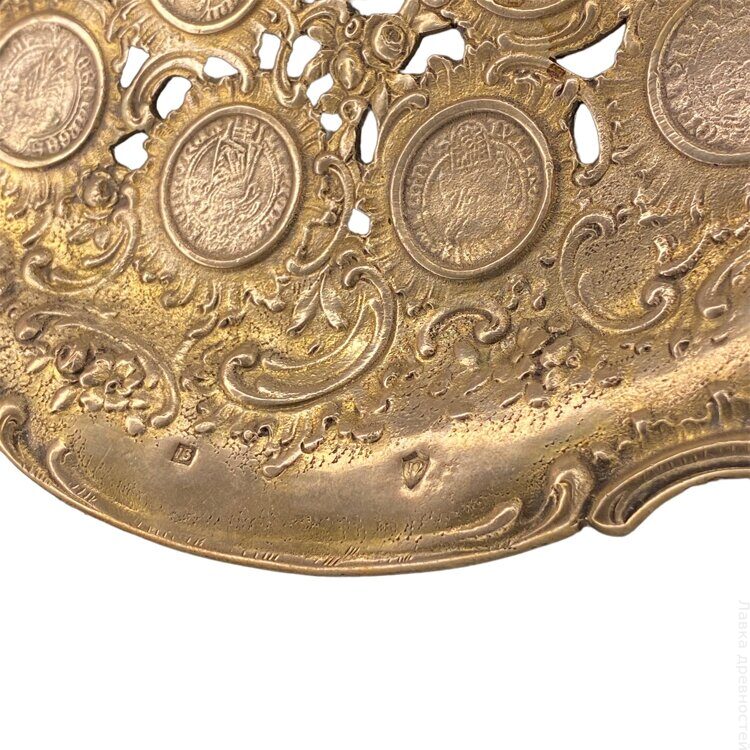 Декоративная тарелка из монет