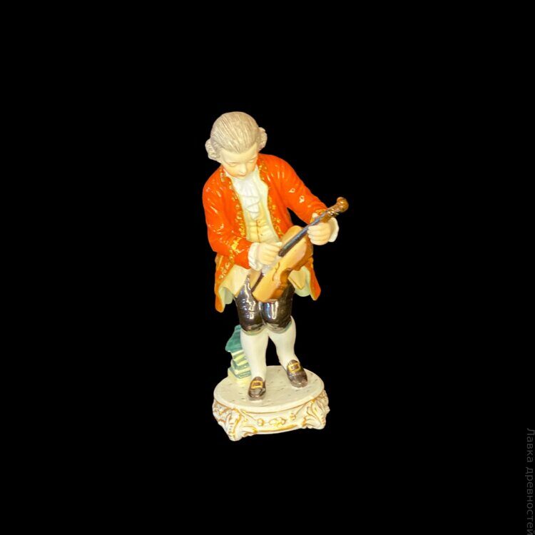 Фарфоровая статуэтка "Настройка скрипки"