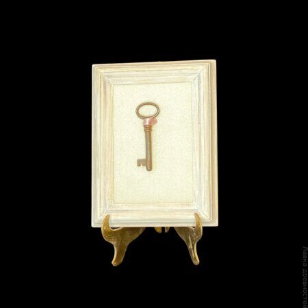 Антикварный ключ в винтажной раме