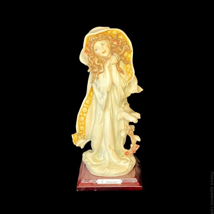 Изящный женский образ в статуэтке Джузеппе Армани